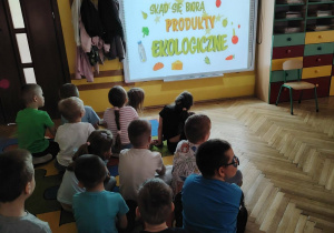 dzieci przy tablicy multimedialnej