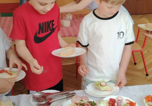 wykonanie kanapek przez chłopców