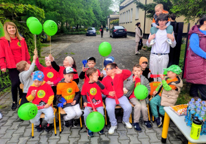dzieci z balonami