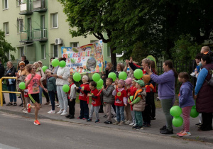 dzieci z balonami