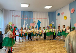 grupa dzieci z rurkami bum, bum