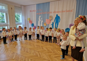 grupa dzieci na tle dekoracji