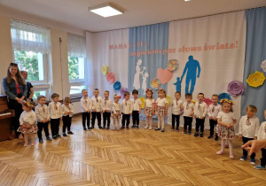 grupa dzieci na tle dekoracji