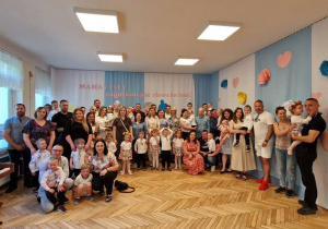dzieci z rodzicami