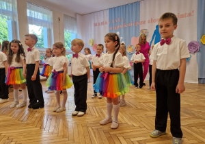 dzieci na tle dekoracji