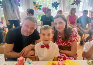 chłopiec z rodzicami
