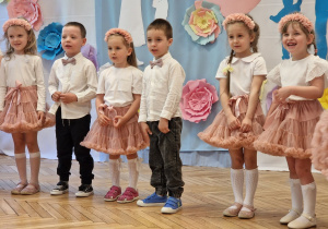 dzieci na tle dekoracji