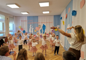 dzieci w tańcu