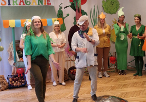 osoby dorosłe w przebraniach, występ