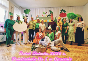 osoby dorosłe w przebraniach