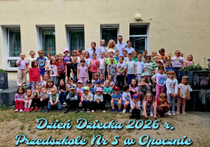 grupa dzieci, osoby dorosłe