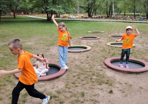 dzieci na trampolinach