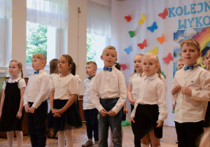 grupa dzieci na tle dekoracji