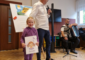 akordeonista, mężczyzna, dziewczynka z obrazkiem
