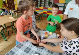 sala przedszkolna, osoba dorosła, przedszkolaki, mycie jabłek
