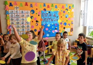 sala przedszkolna, przedszkolaki, rzucanie w powietrze papierowych "kropek"