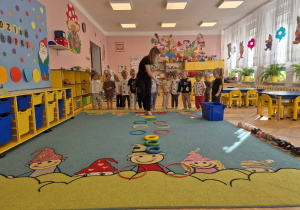 sala przedszkolna, nauczycielka, przedszkolaki, zabawa z okręgami