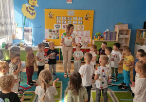 sala przedszkolna, nauczycielka, przedszkolaki, zabawa na dywanie