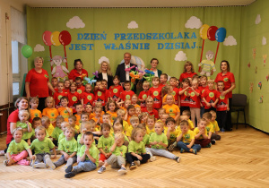 osoby dorosłe, duża grupa przedszkolaków w kolorowych koszulkach