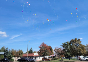 błękitne niebo, lecace kolorowe balony