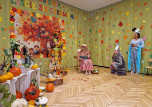 sala przedszkolna, jesienna dekoracja, nauczycielki w przebraniach do ról zająca, wiatru, lata, jesieni, narratora