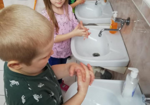 Mycie rąk w łazience 1