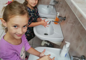 Mycie rąk w łazience2