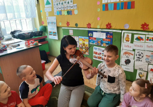 nauczycielka gra na skrzypcach