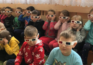 dzieci siedzące w okularach 3D