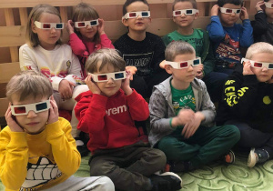 dzieci siedzące w okularach 3D