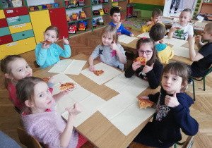 dzieci jedzące pizzę