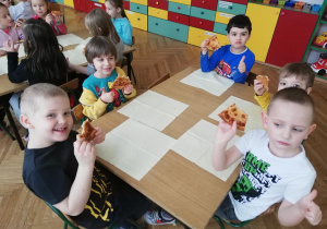 dzieci jedzace pizzę