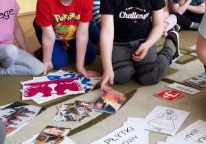 Chłopcy segregują napisy na dywanie