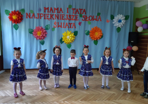 Dzieci pod dekoracją