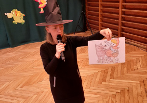 Pani Justyna prezentuje obrazek z bajki.