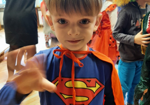 Chłopiec w stroju supermana.