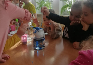 dzieci eksperymentują z wodą