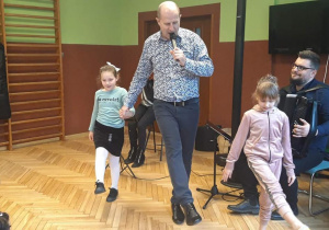 Pan Maciek z dwiema dziewczynkami tańczy.