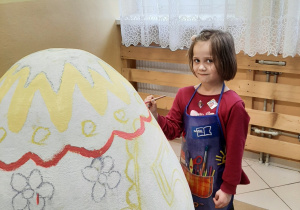 Nikola maluje jajko,