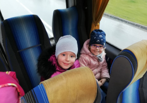 Dzieci jadą autobusem.