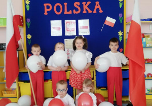 dzieci na tle napisu "Polska"