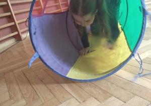 dziewczynka w tunelu do zabawy