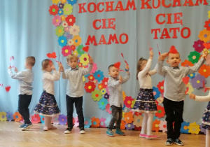 dzieci tańczą z serduszkami