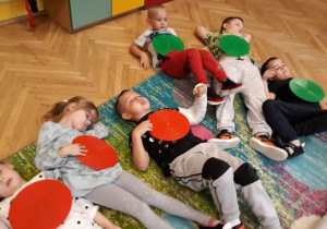 dzieci leżące na dywanie