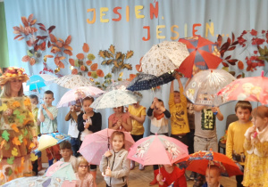 dzieci z parasolkami