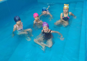 dzieci bąwiące się w basenie