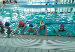 dzieci bąwiące się w basenie