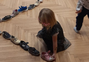 dzieci i wróżba z butów