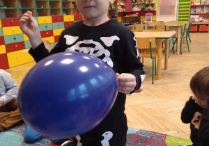 chłopec tzrymający balon