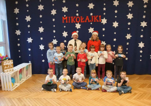 grupowe zdjęcie dzieci i dorosłych na tle świątecznej dekoracji